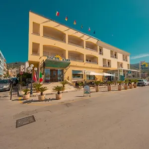 מלון Riva Del Sole, צ'פאלו